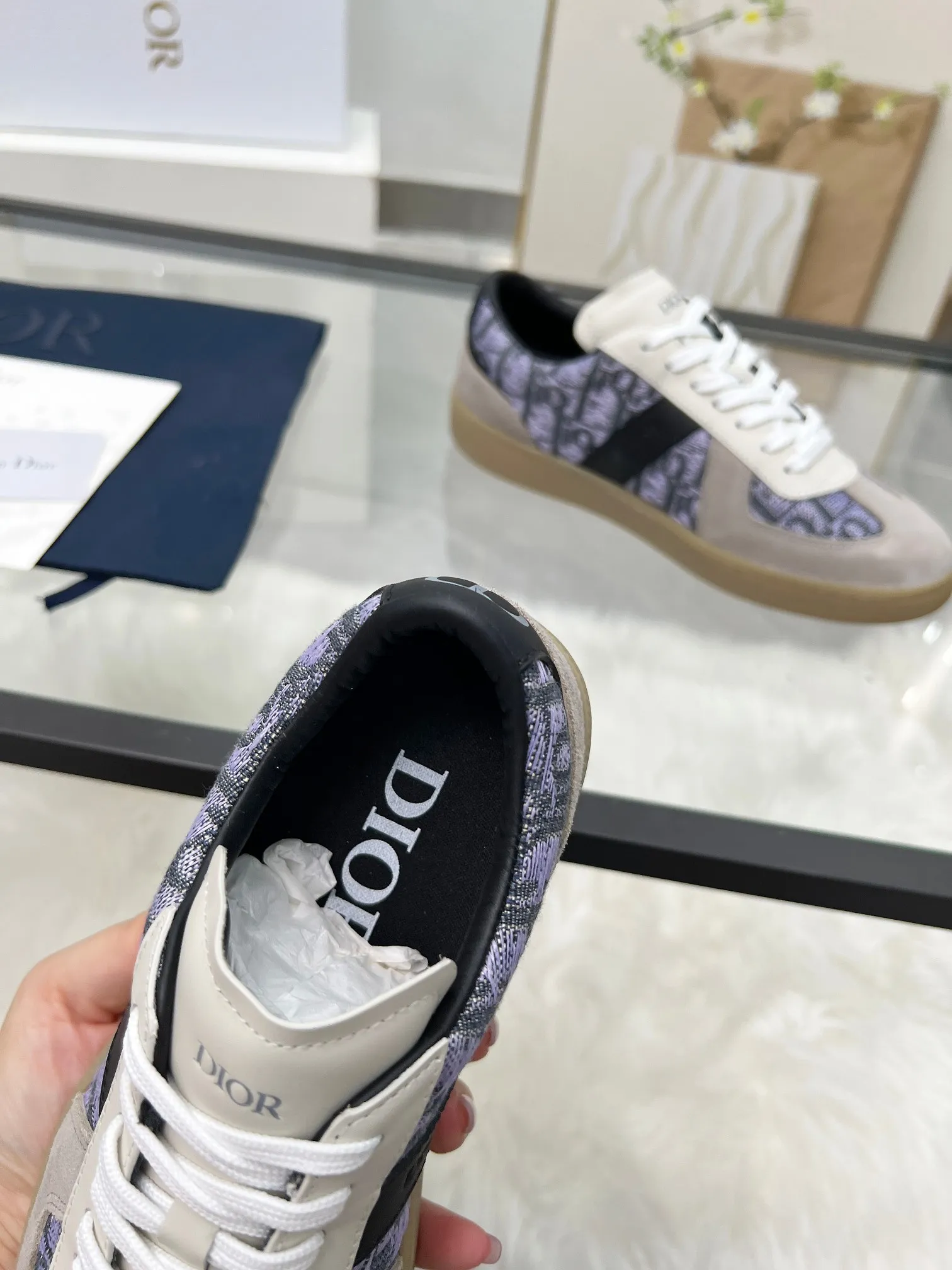 👟👟Ex-factory price 460👟👟Male size +10 correct✅ version. 𝐃𝐢𝐨𝐫 𝟮𝟱𝐏𝐫𝐞-𝐅𝐚𝐥𝐥 𝐁𝐞𝐫𝐥𝐢𝐧 𝟬𝟭 Dior B01 couple casual moral training shoes white shoes sneakers late 90s fashion brand Maison Margiela purchased GAT in large quantities and gave them a makeover. This shoe type of De Xun officially started its fashion journey. Original: Top layer of cowhide, cowhide lining, original outsole Size: 35-45 (40 for women, 45 for men, custom made, non-refundable)
